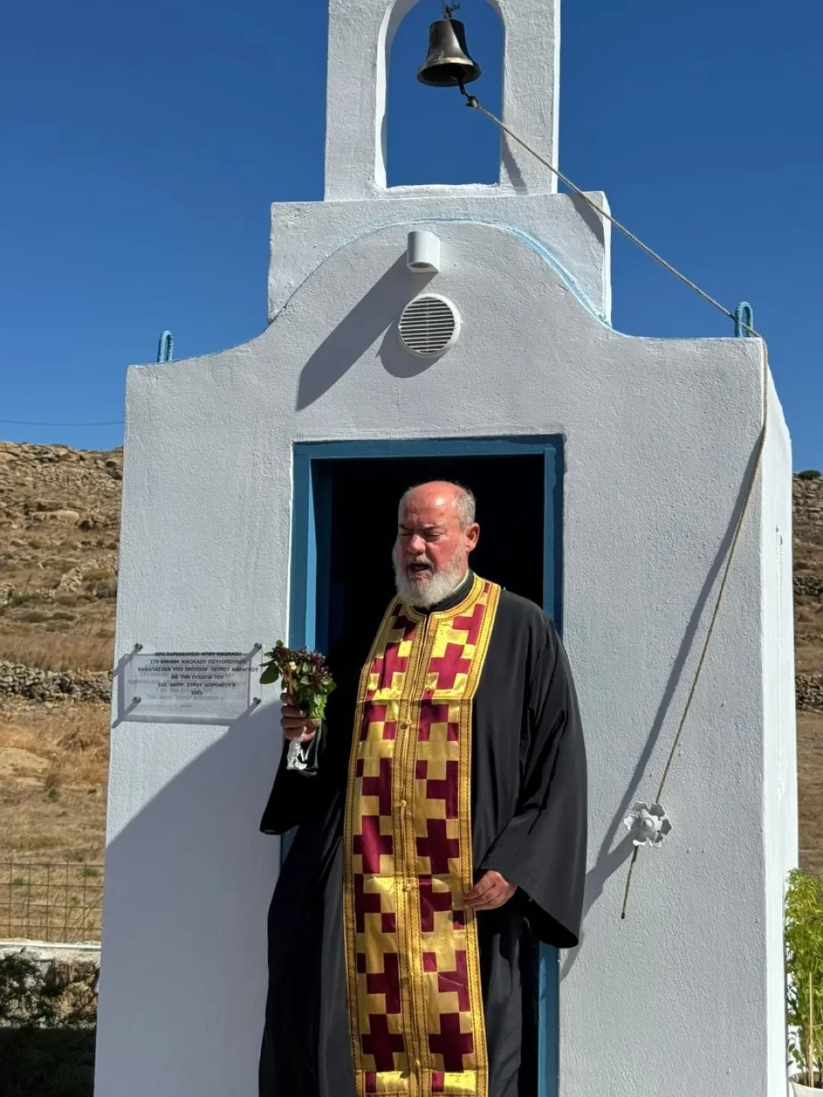 Ο Γιάννης Πουλόπουλος στην εκκλησία για τον αδερφό του