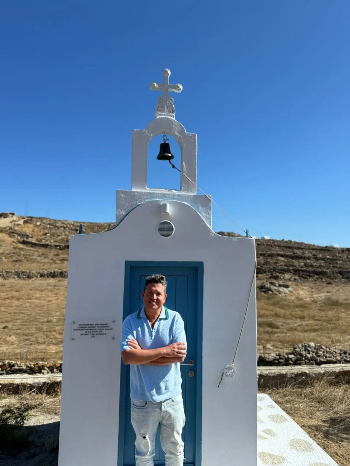 Ο Γιάννης Πουλόπουλος στην εκκλησία για τον αδερφό του