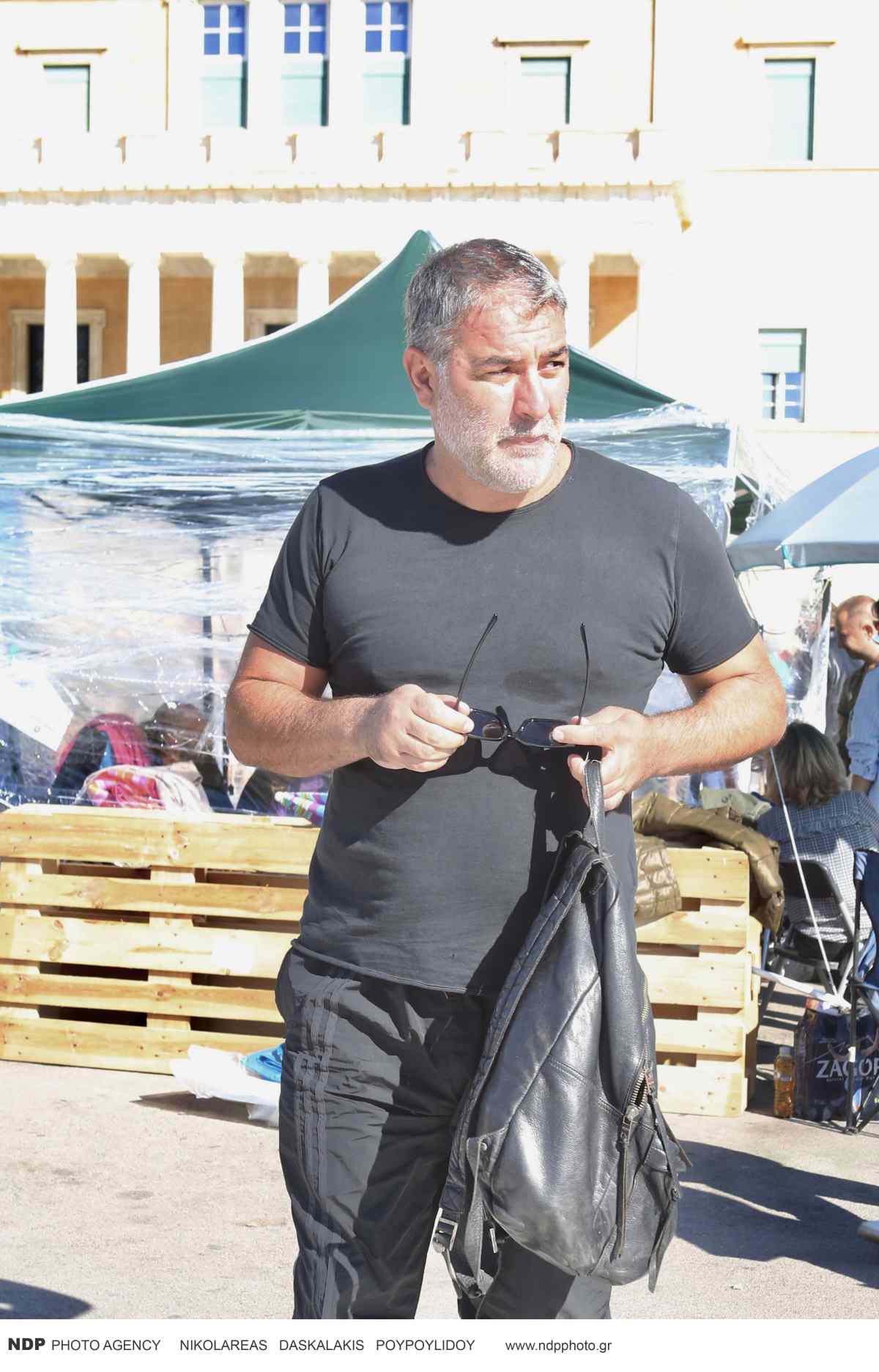 Βασίλης Μπισμπίκης: Η πρώτη δημόσια εμφάνιση μετά το ατύχημα στη Φιλοθέη (Φωτογραφίες)