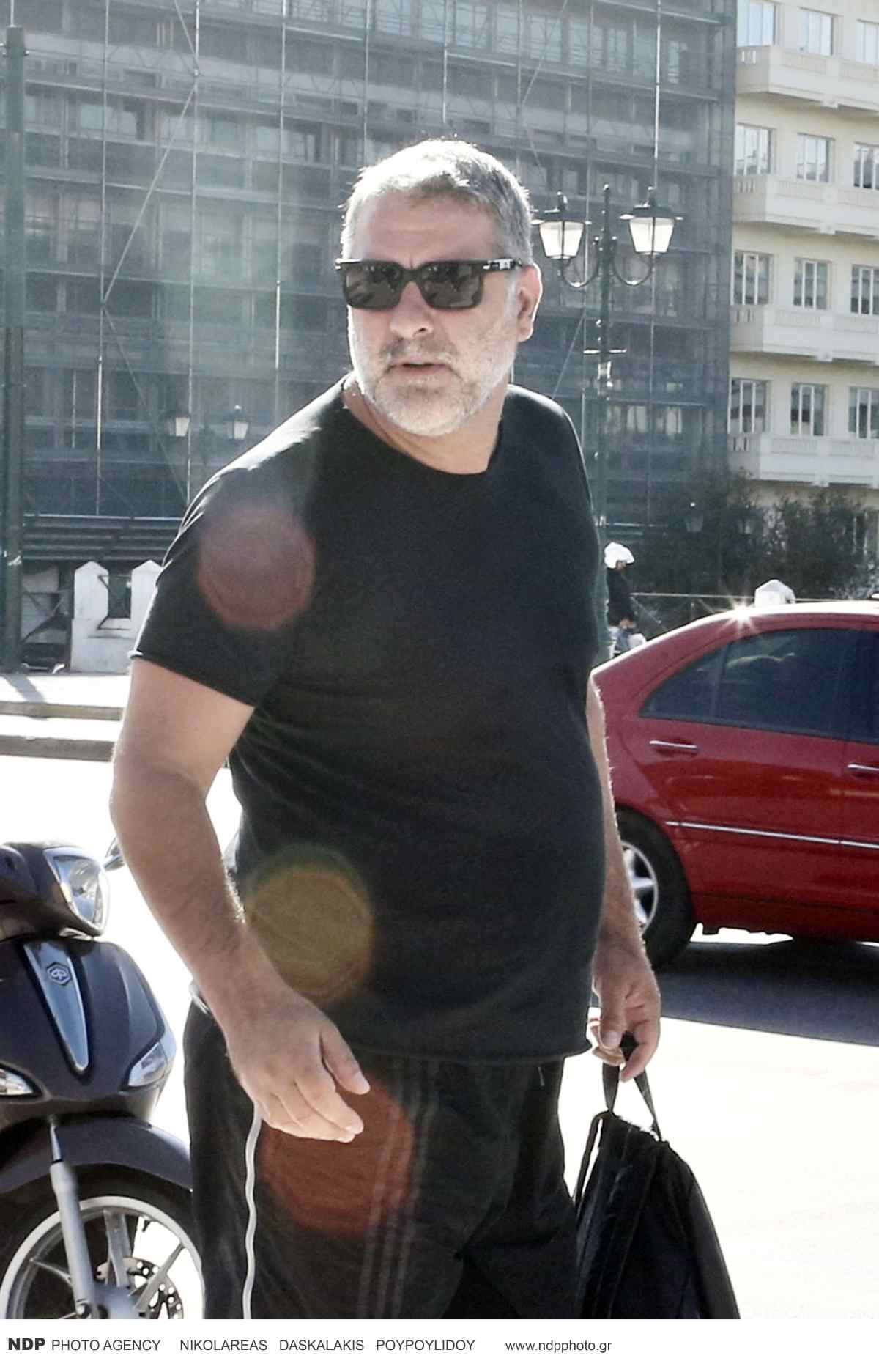 Βασίλης Μπισμπίκης: Η πρώτη δημόσια εμφάνιση μετά το ατύχημα στη Φιλοθέη (Φωτογραφίες)