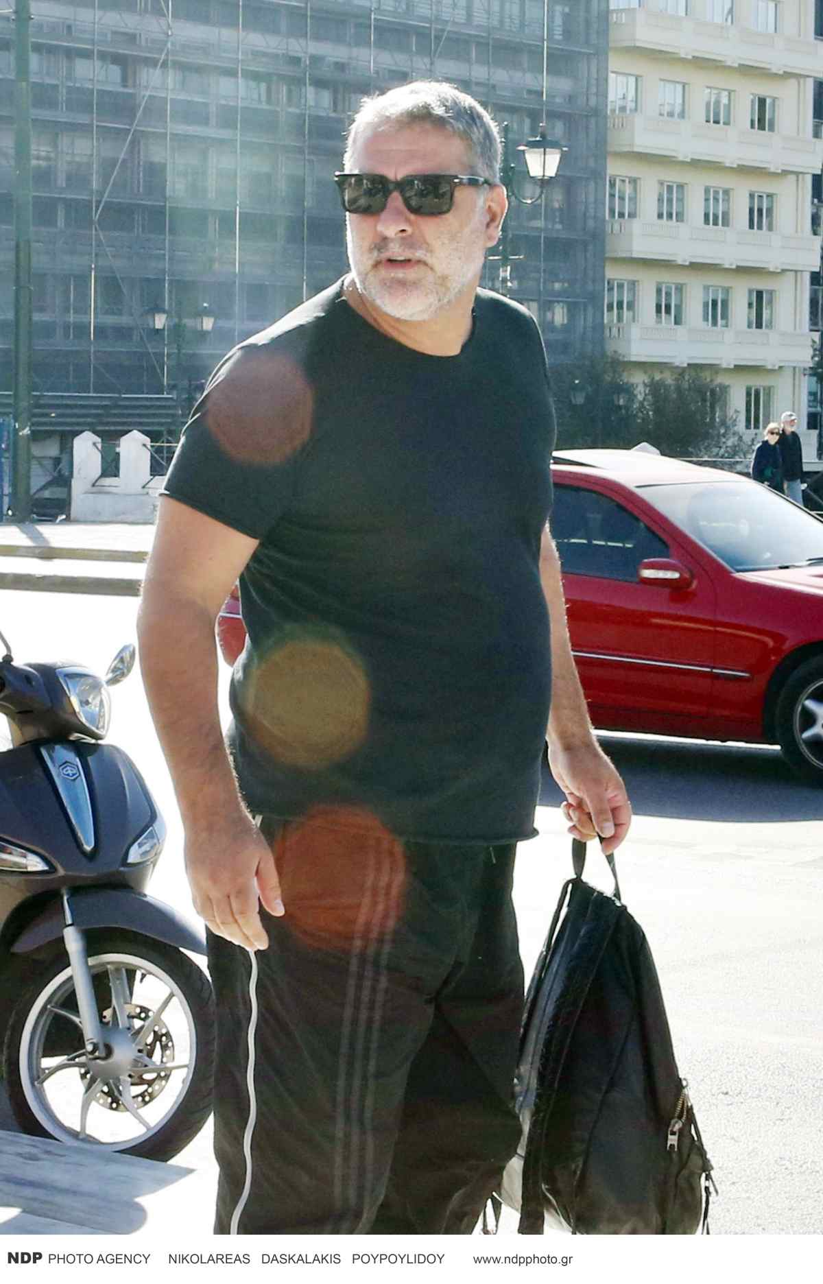 Βασίλης Μπισμπίκης: Η πρώτη δημόσια εμφάνιση μετά το ατύχημα στη Φιλοθέη (Φωτογραφίες)