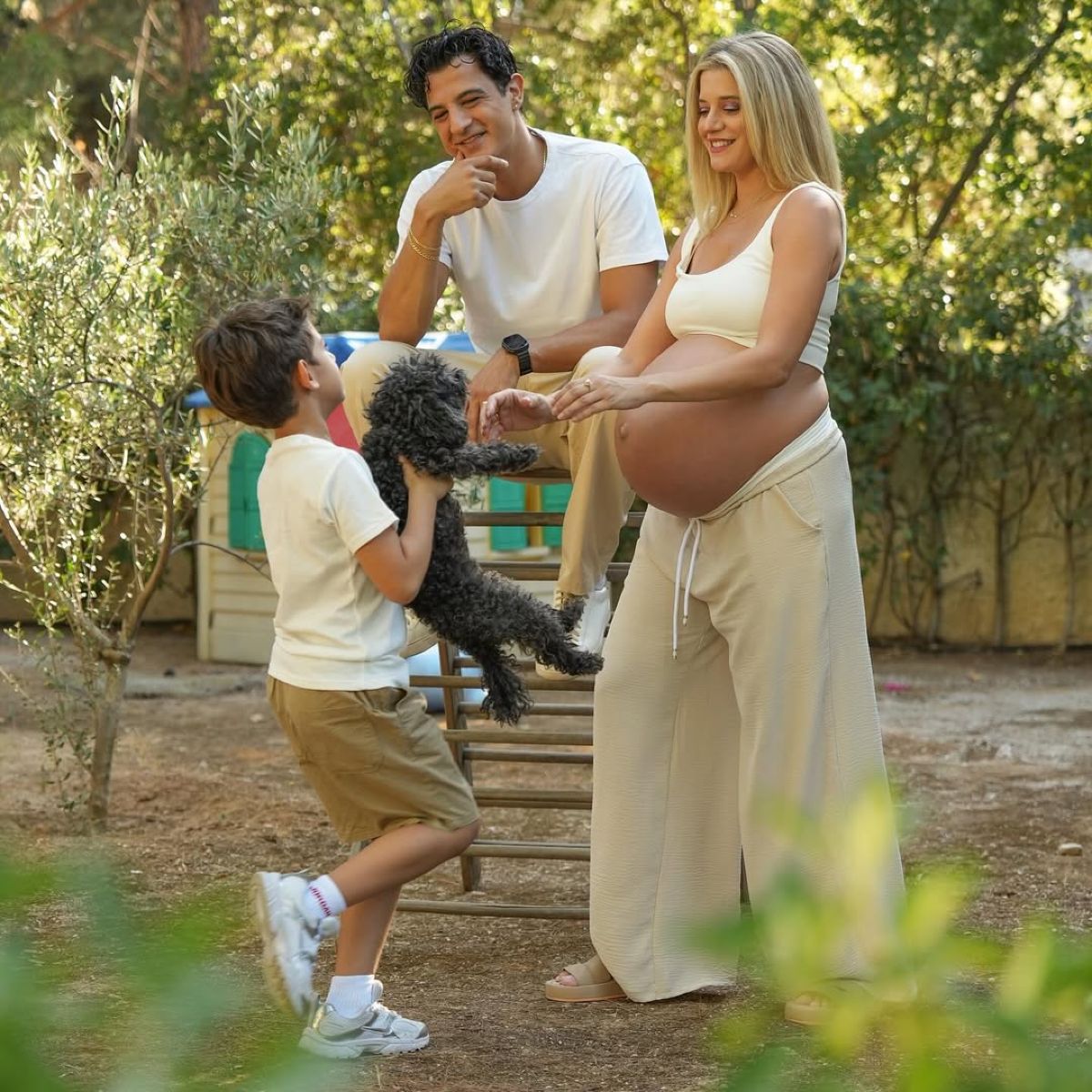 Η Τζένη Θεωνά με φουσκωμένη κοιλίτσα και την οικογένειά της