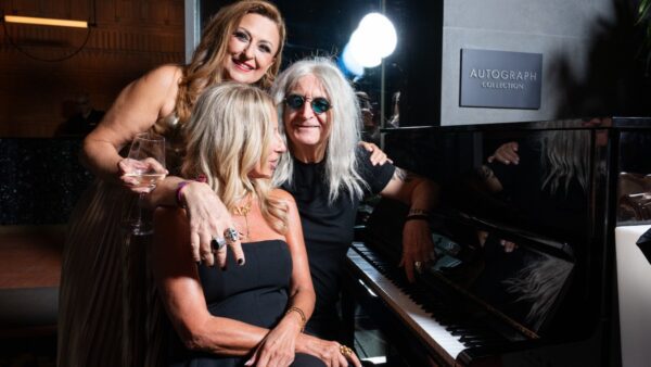 Ο Νίκος Καρβέλας στο πιάνο, χαρίζοντας μια αυθόρμητη μουσική στιγμή με τη Σοφία Αργυριάδου και τη Θεοδοσία Ζεγκινιάδου