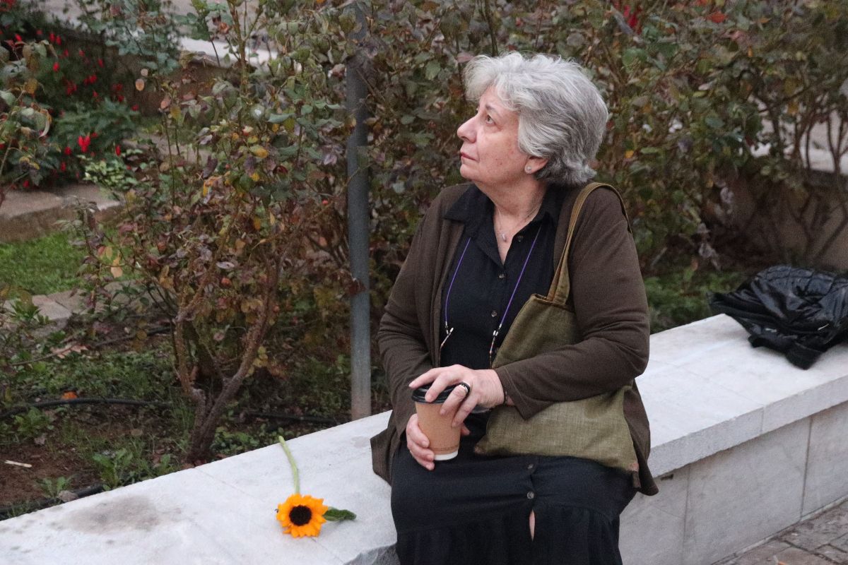 Η πρώτη γυναίκα που περίμενε στο λαϊκό προσκήνυμα για τον Διονύση Σαββόπουλο