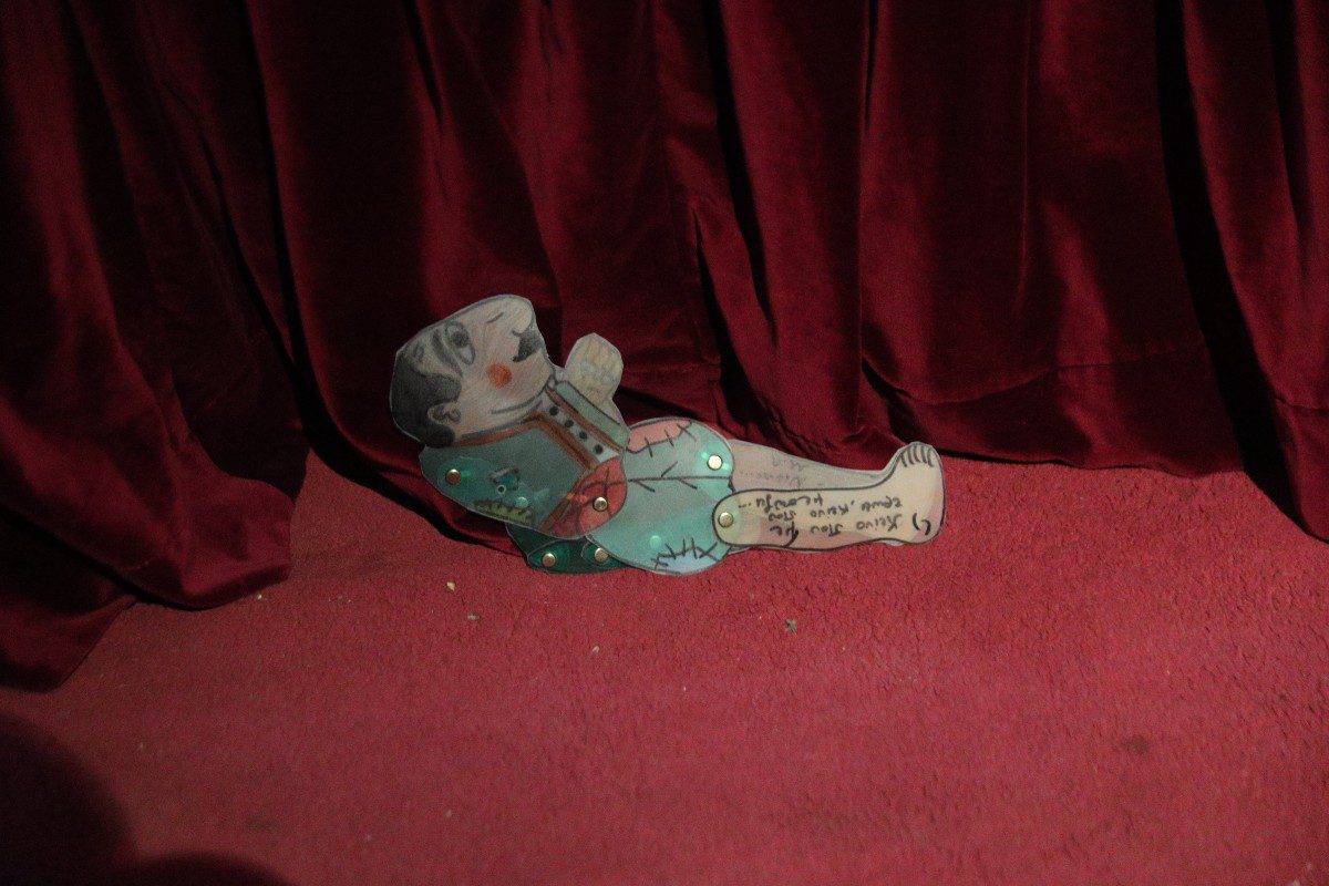 Η φιγούρα του Καραγκιόζη στο λαϊκό προσκήνυμα για τον Διονύση Σαββόπουλο