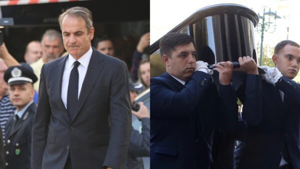 Ο Κυριάκος Μητσοτάκης στην κηδεία του Διονύση Σαββόπουλου