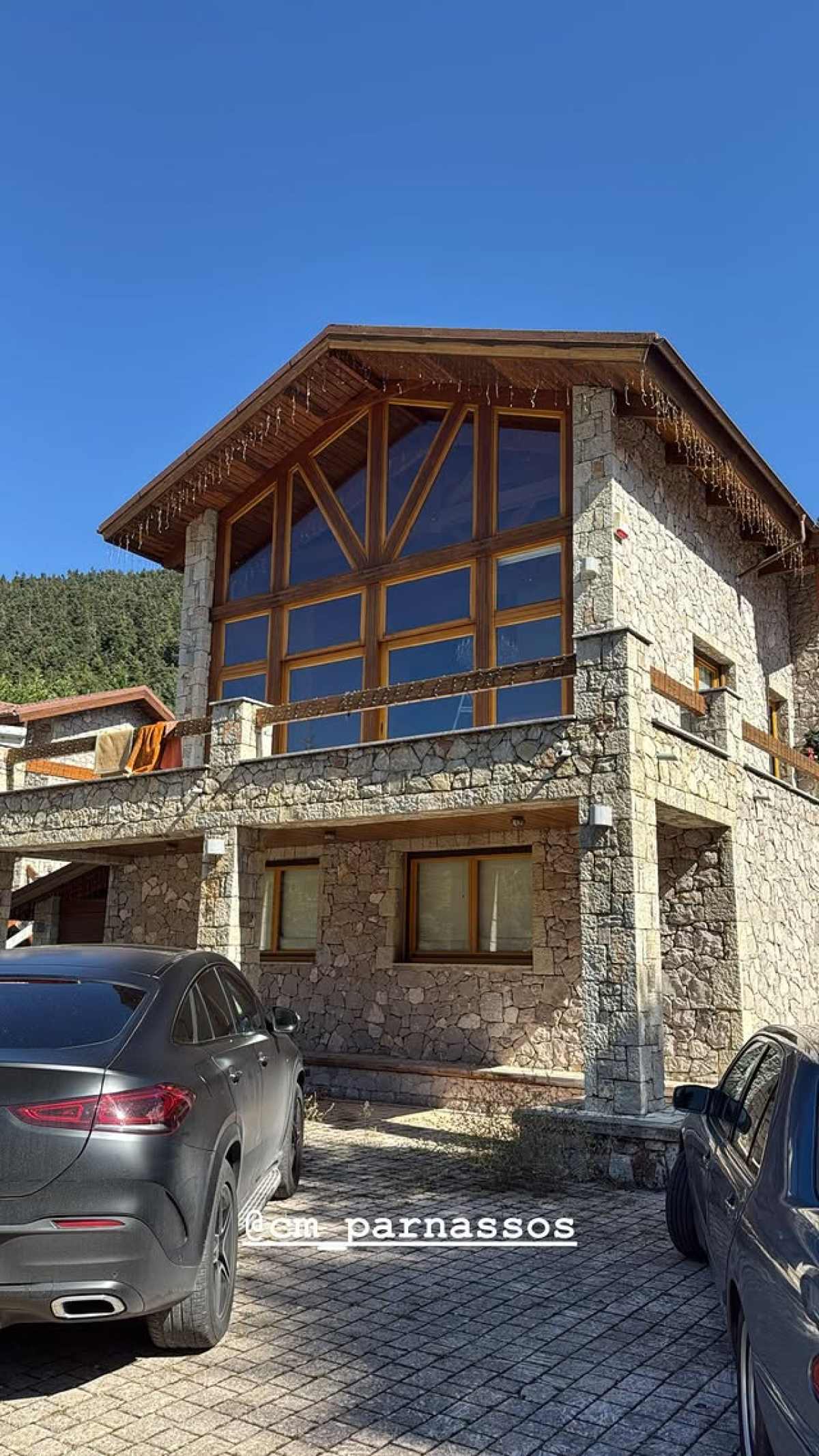 O Χρίστος Κούγιας στη βίλα στον Παρνασσό