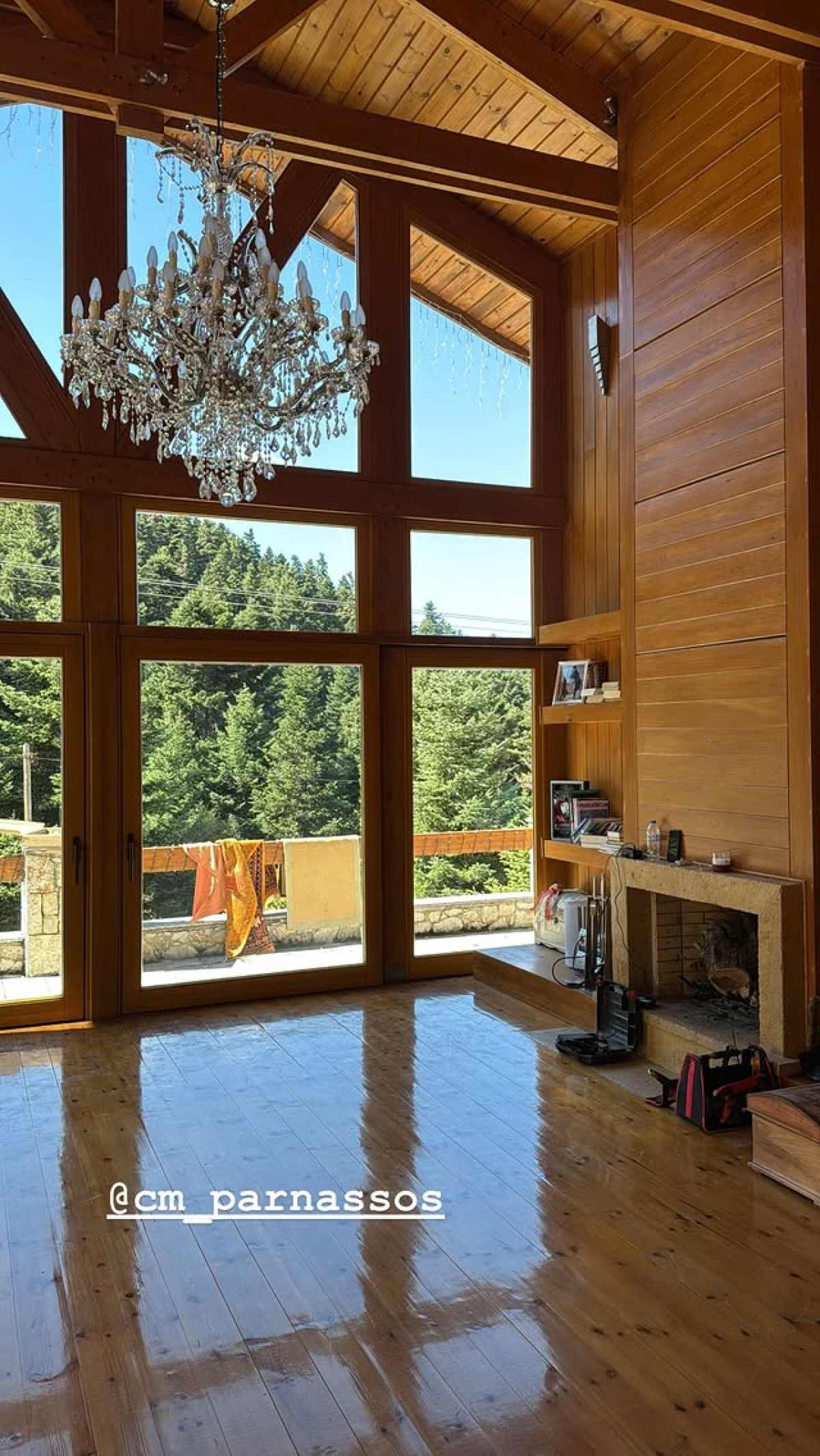 O Χρίστος Κούγιας στη βίλα στον Παρνασσό