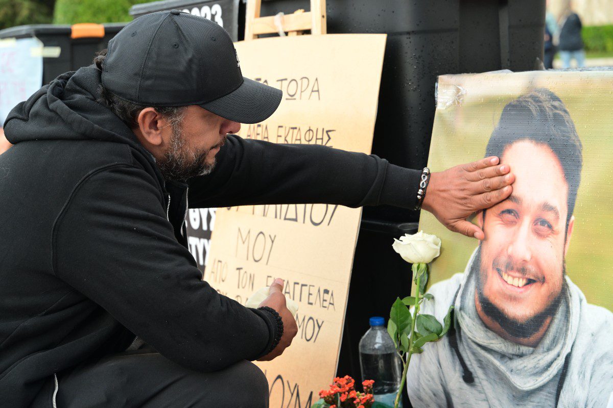 Ο Πάνος Ρούτσι με τη φωτογραφία του γιου του, Ντένις