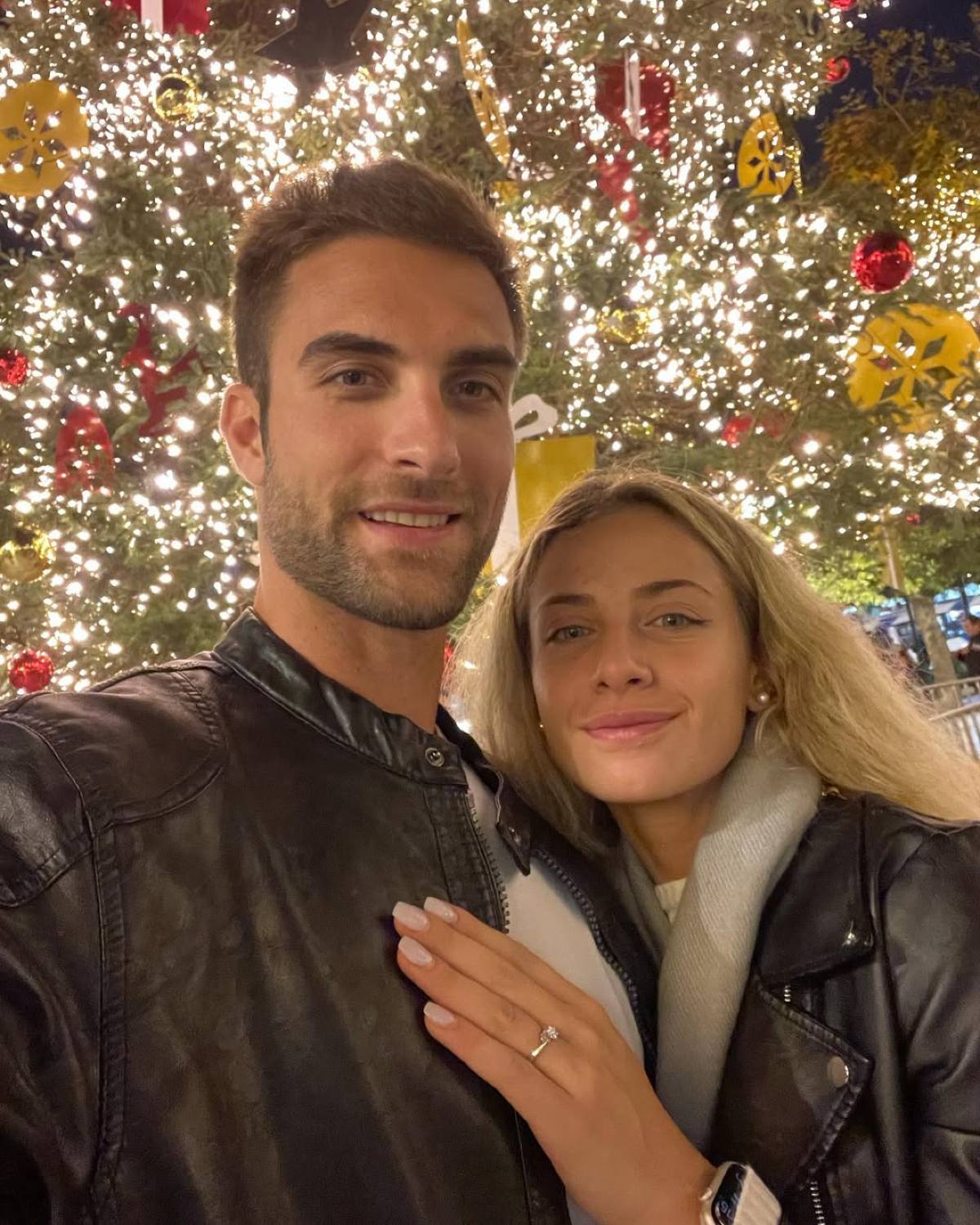 Ο Στέφανος Ντούσκος με την αρραβωνιαστικιά του