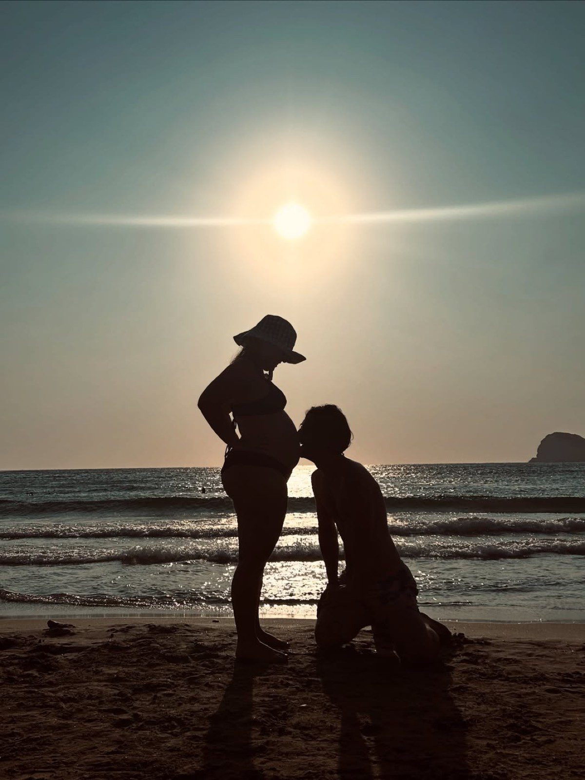 Η Βέρα Μακρομαρίδου και ο Αλέξανδρος Παπατριανταφύλλου στην παραλία