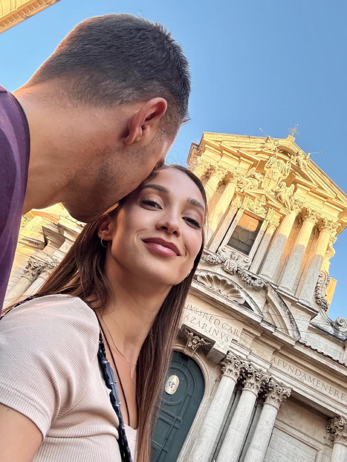 Ο Γιώργος Αγγελόπουλος και η Δήμητρα Βαμβακούση με ενωμένα κεφάλια στη Ρώμη