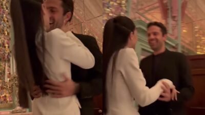 Ο Κωνσταντίνος Αργυρός και η Αλεξάνδρα Νίκα φιλιούνται στο στόμα