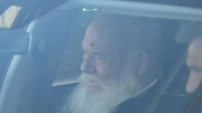 Ο Αρχιεπίσκοπος Ιερώνυμος στο αυτοκίνητο μετά το εξιτήριο