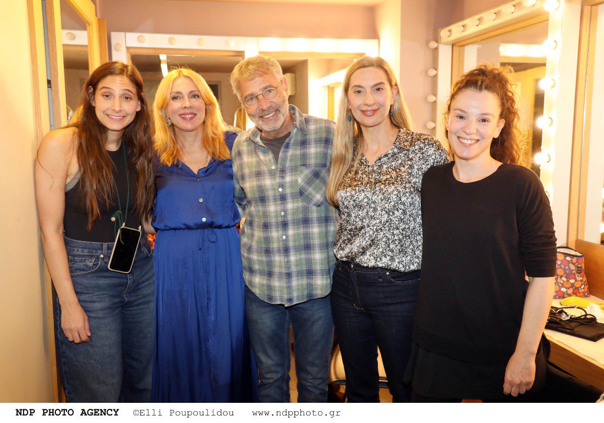 Η Φωτεινή Αθερίδου, ο Σμαράγδα Καρύδη, ο Θοδωρής Αθερίδης και οι συμπρωταγωνίστριές του