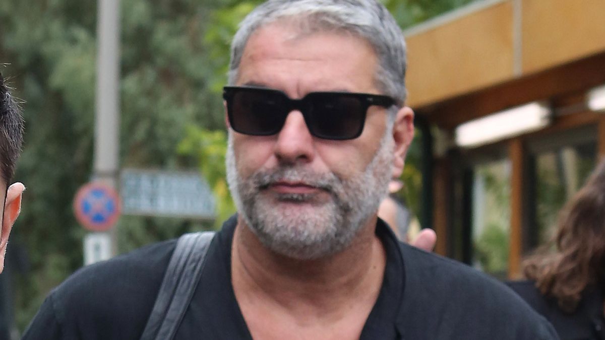 Ο Βασίλης Μπισμπίκης έξω από τα δικαστήρια