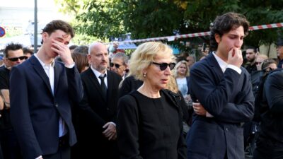 Οι εγγονοί του Διονύση Σαββόπουλου στην κηδεία του