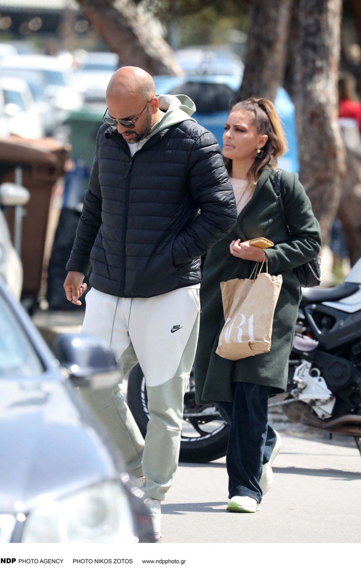 Η Ειρήνη Μερκούρη με τον σύζυγό της σε βόλτα