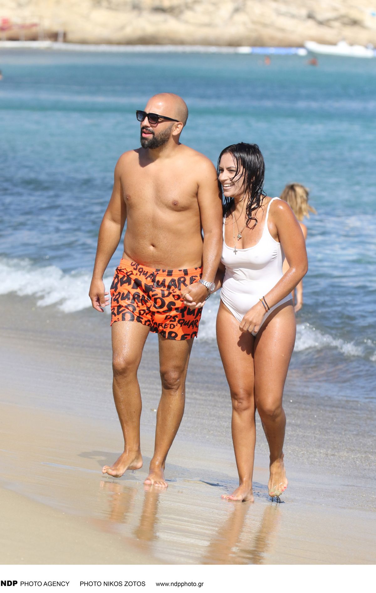 Η Ειρήνη Μερκούρη με τον σύζυγό της στην παραλία