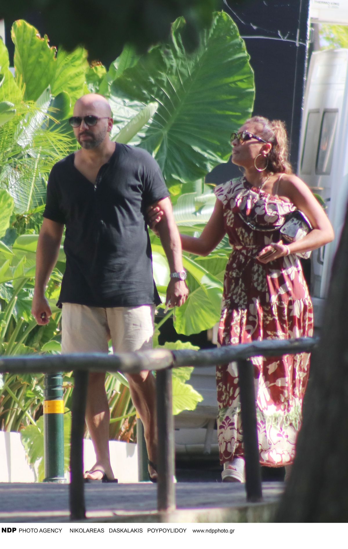 Η Ειρήνη Μερκούρη με τον σύζυγό της σε βόλτα