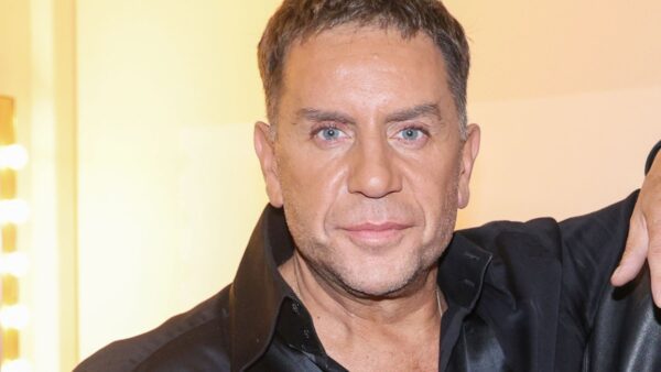 Ο Γιώργος Μαζωνάκης στα καμαρίνια