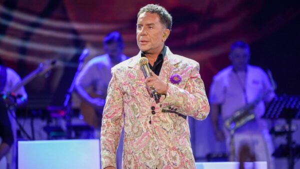 Ο Γιώργος Μαζωνάκης πάνω στην σκηνή της Ταράτσας του Φοίβου