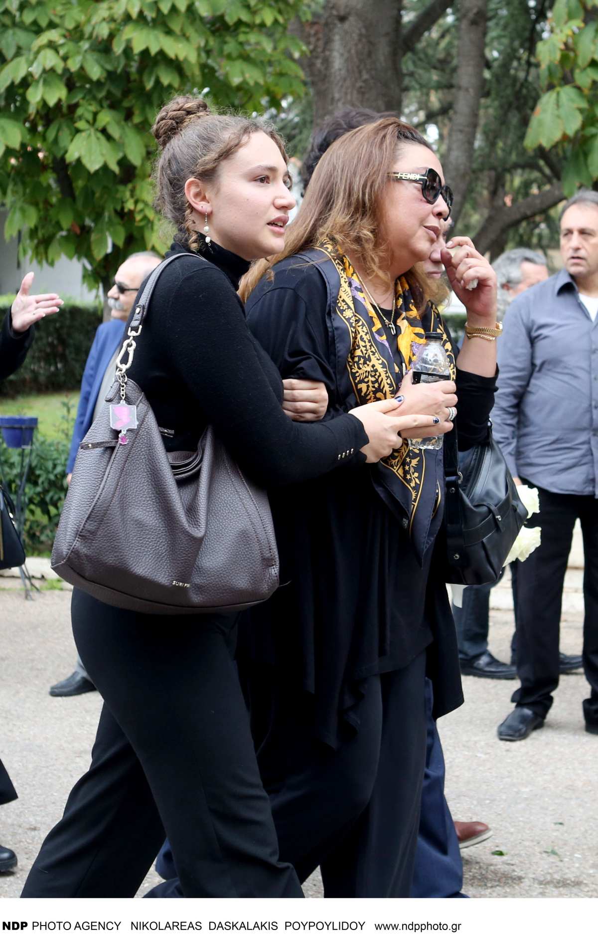 Γιώργος Νιάρχος: Καταρρακωμένη η Μάρα Θρασυβουλίδου στη κηδεία του - Υποβασταζόμενη η κόρη του