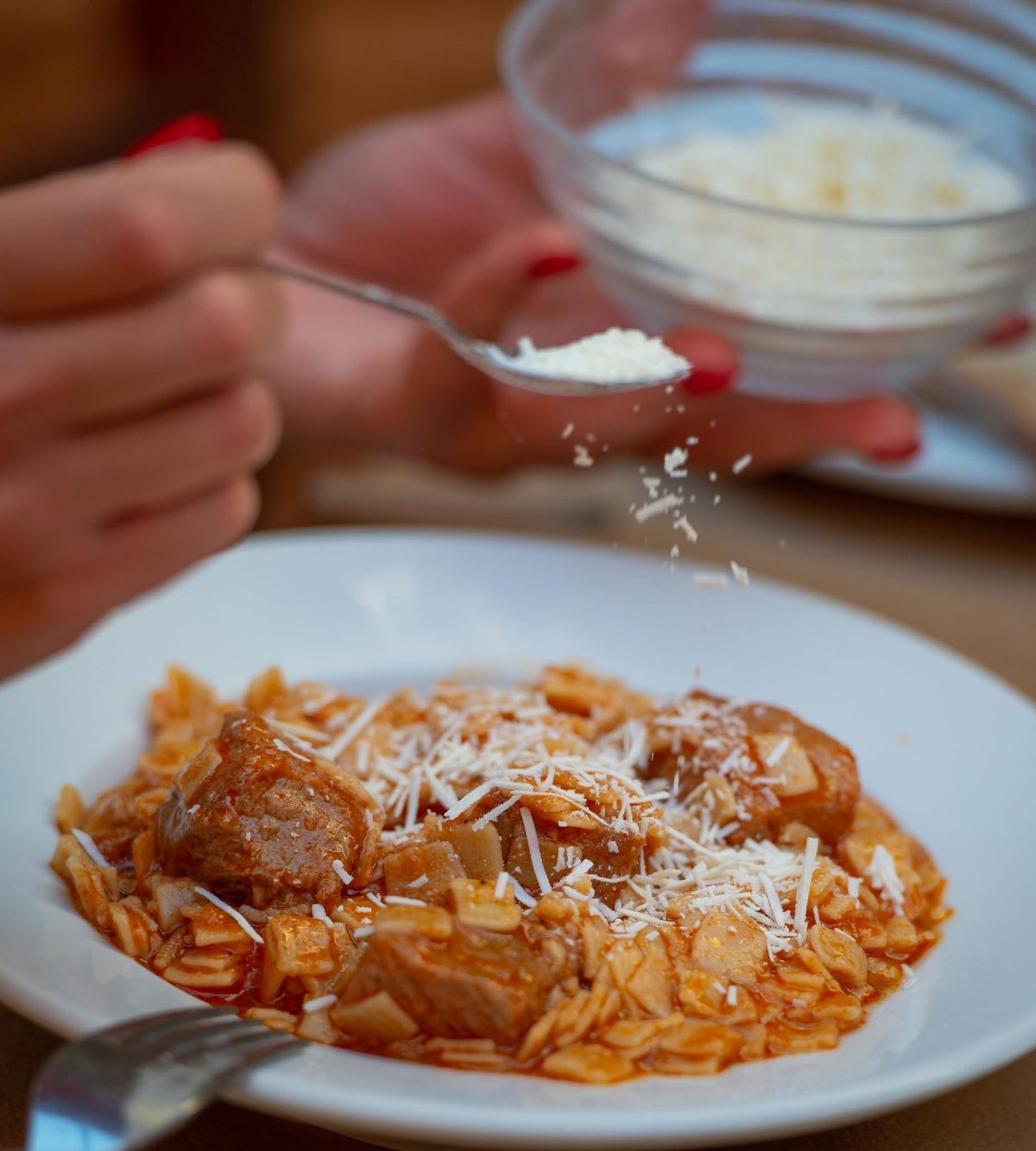 Μπάρμπα Πέτρος: Από το κρασί ως το κάρβουνο – Το οινομαγειρείο που δεν έχασε ποτέ την ψυχή του