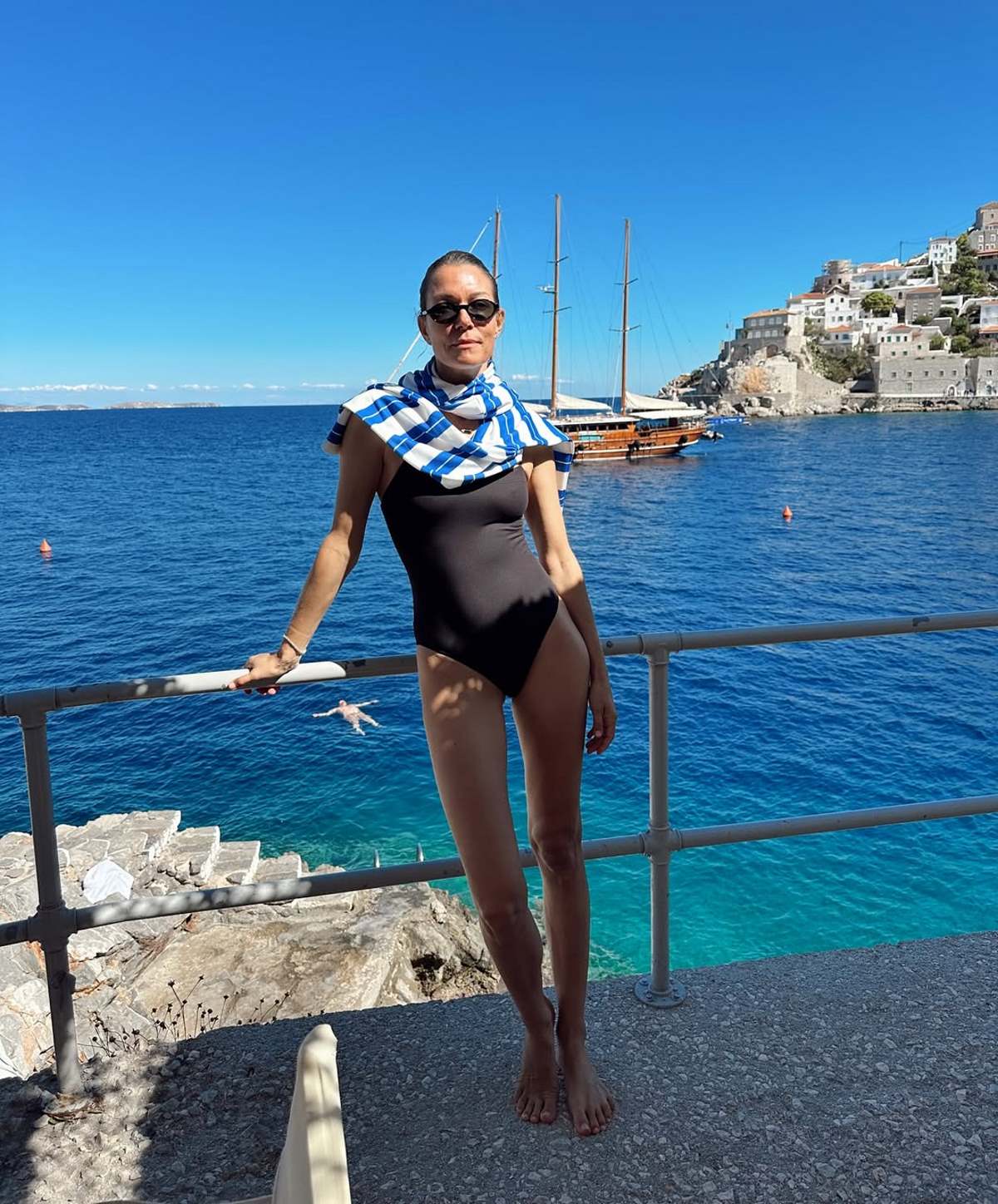 H Βίκυ Καγιά με μαγιό στην Ύδρα