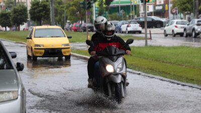 ανθρωποι μεσα στην βροχή