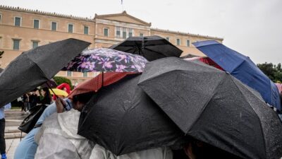 Πολλές ομπρέλες και βροχή στην Αθήνα