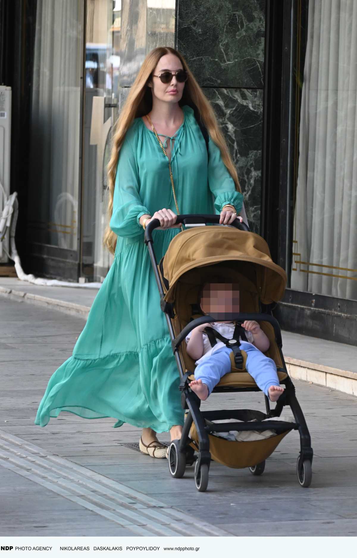Η Αντωνία Καλλιμούκου με το μωρό της στο κέντρο της Αθήνας