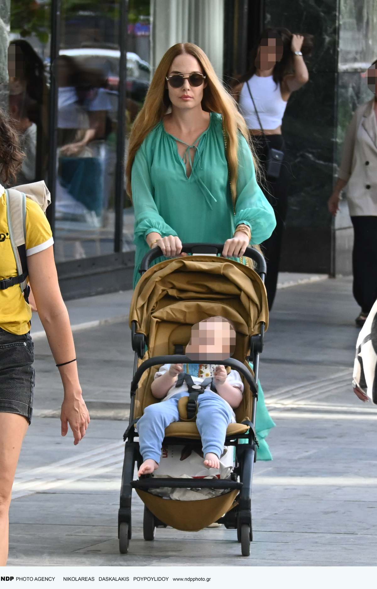 Η Αντωνία Καλλιμούκου με το μωρό της στο κέντρο της Αθήνας