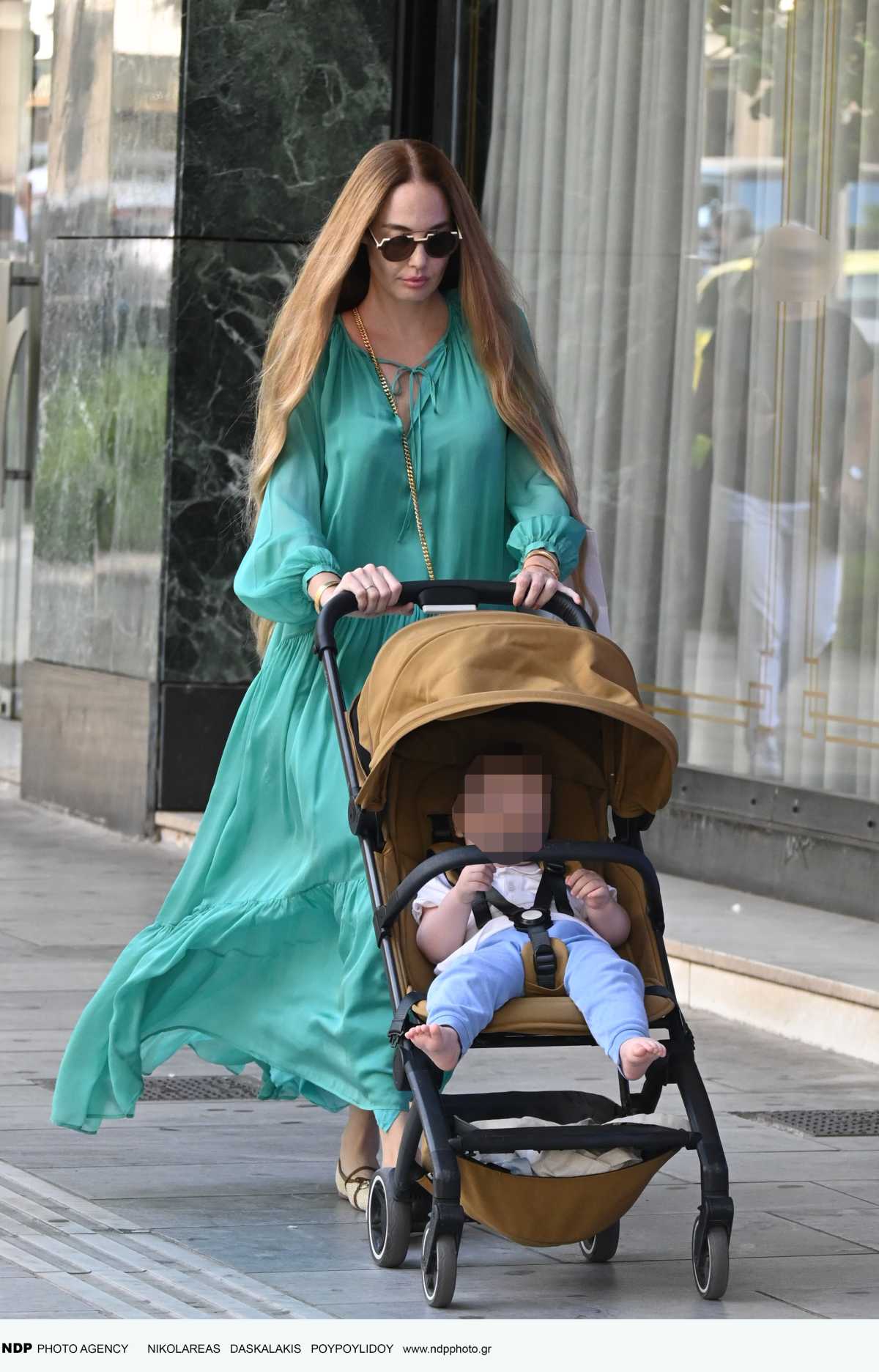 Η Αντωνία Καλλιμούκου με το μωρό της στο κέντρο της Αθήνας