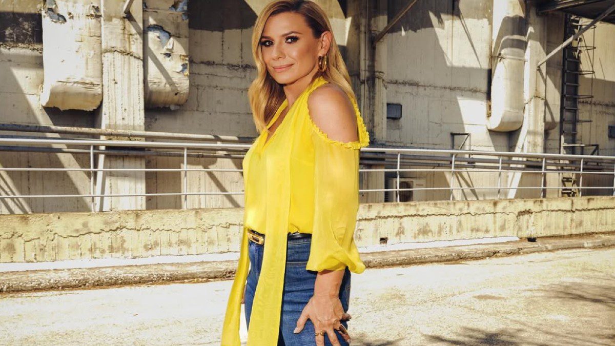 Η Κατερίνα Καραβάτου με κίτρινο πουκάμισο