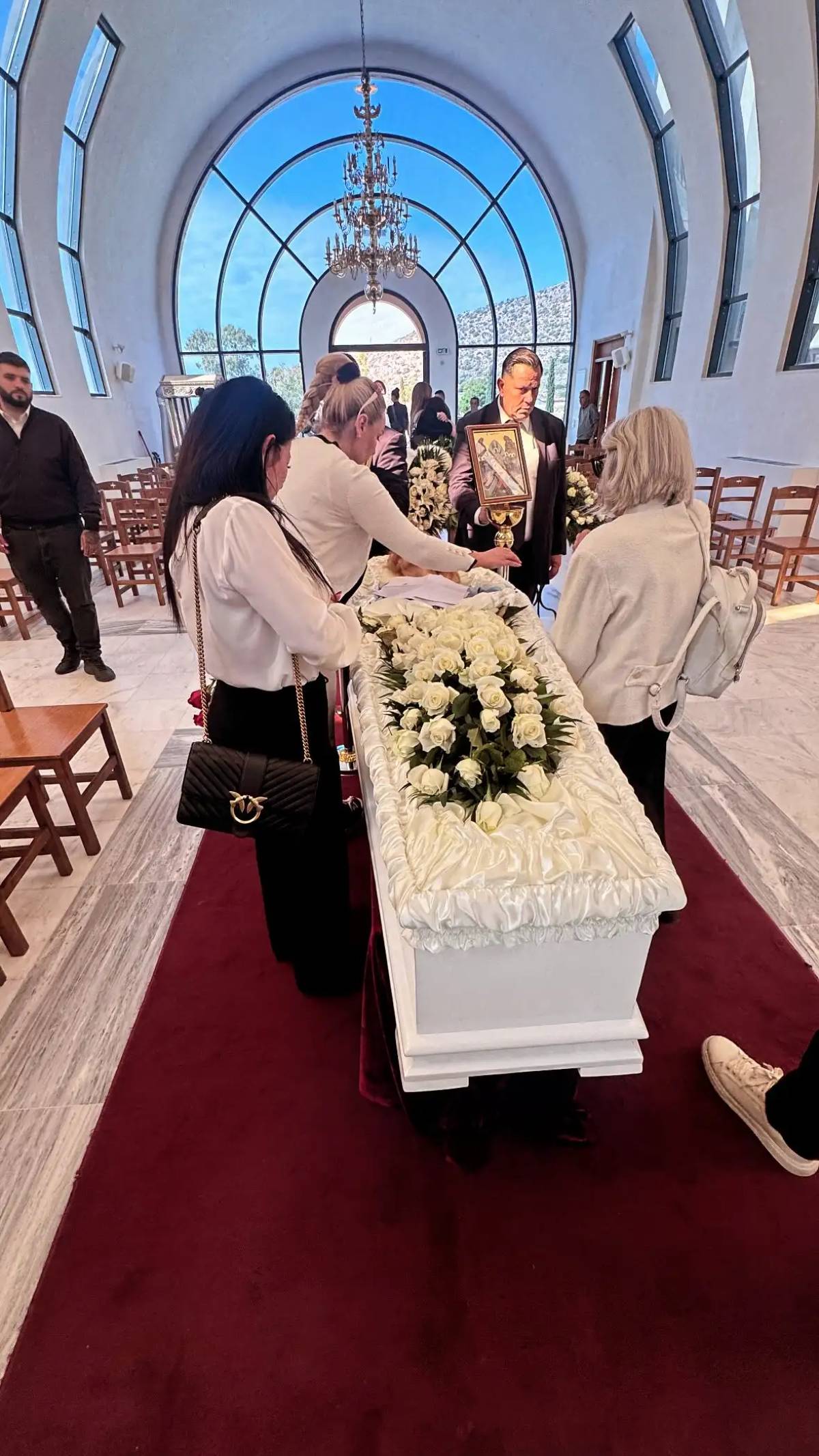 Το φέρετρο της μητέρας της Βικτώριας Καρύδα