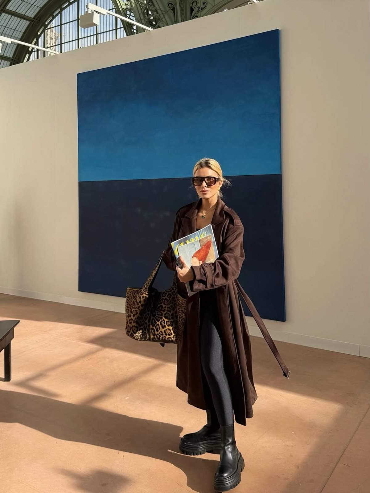 Κατερίνα Καινούργιου με καφέ παλτό