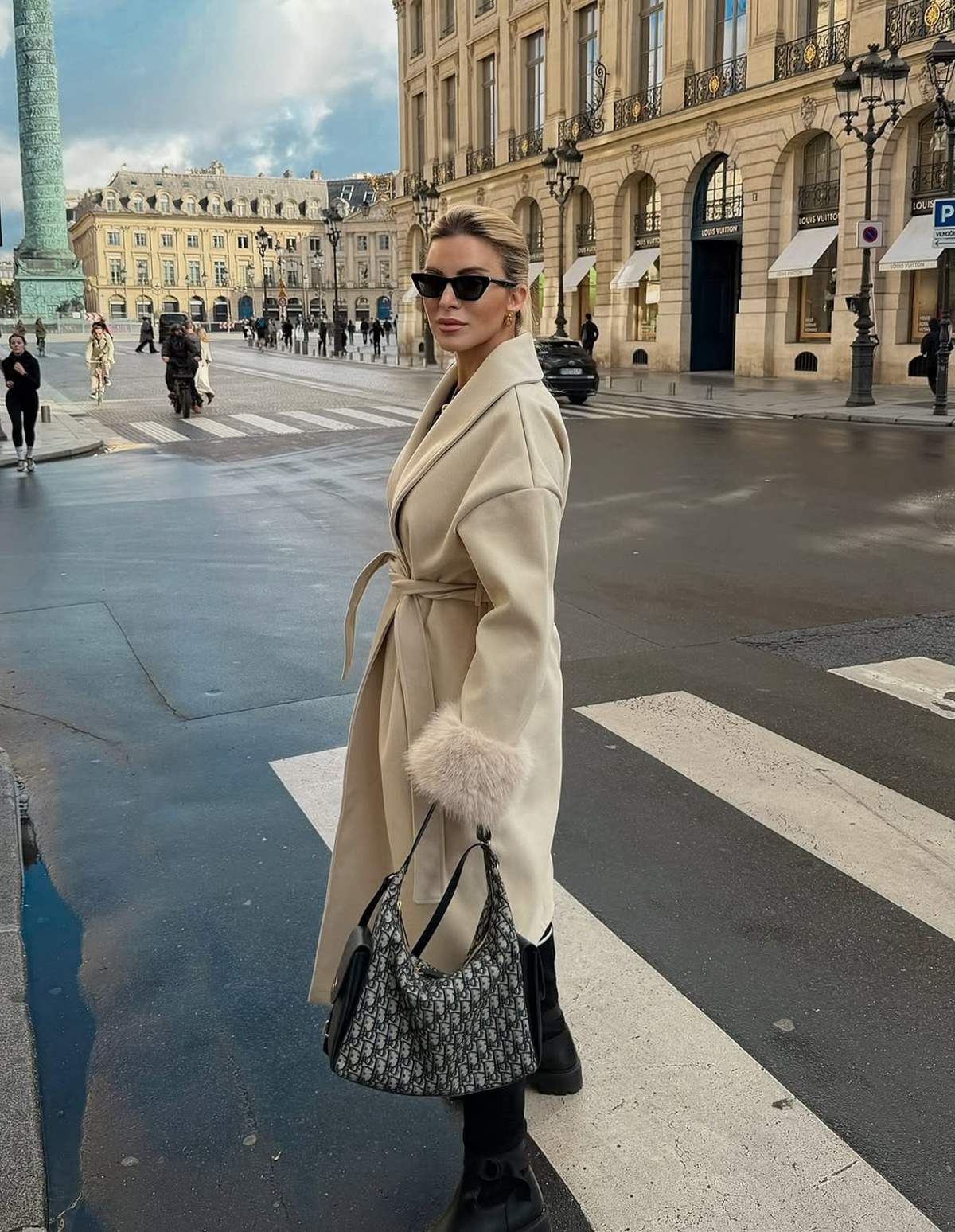 Κατερίνα Καινούργιου με λευκό παλτό