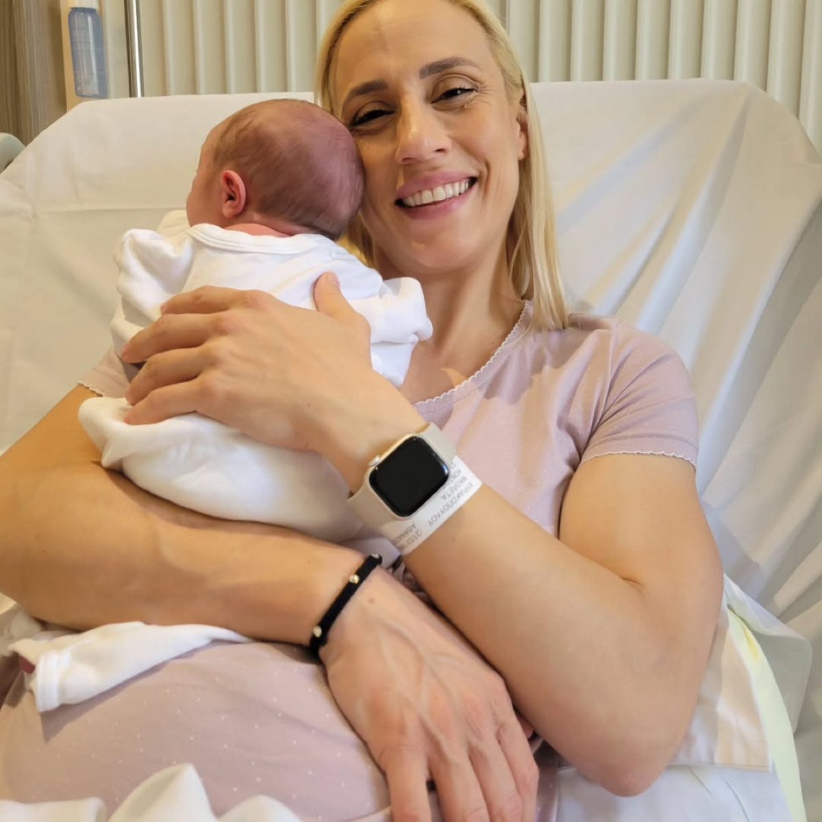 Η Νικόλ Κυριακοπούλου με το νεογέννητο μωρό της