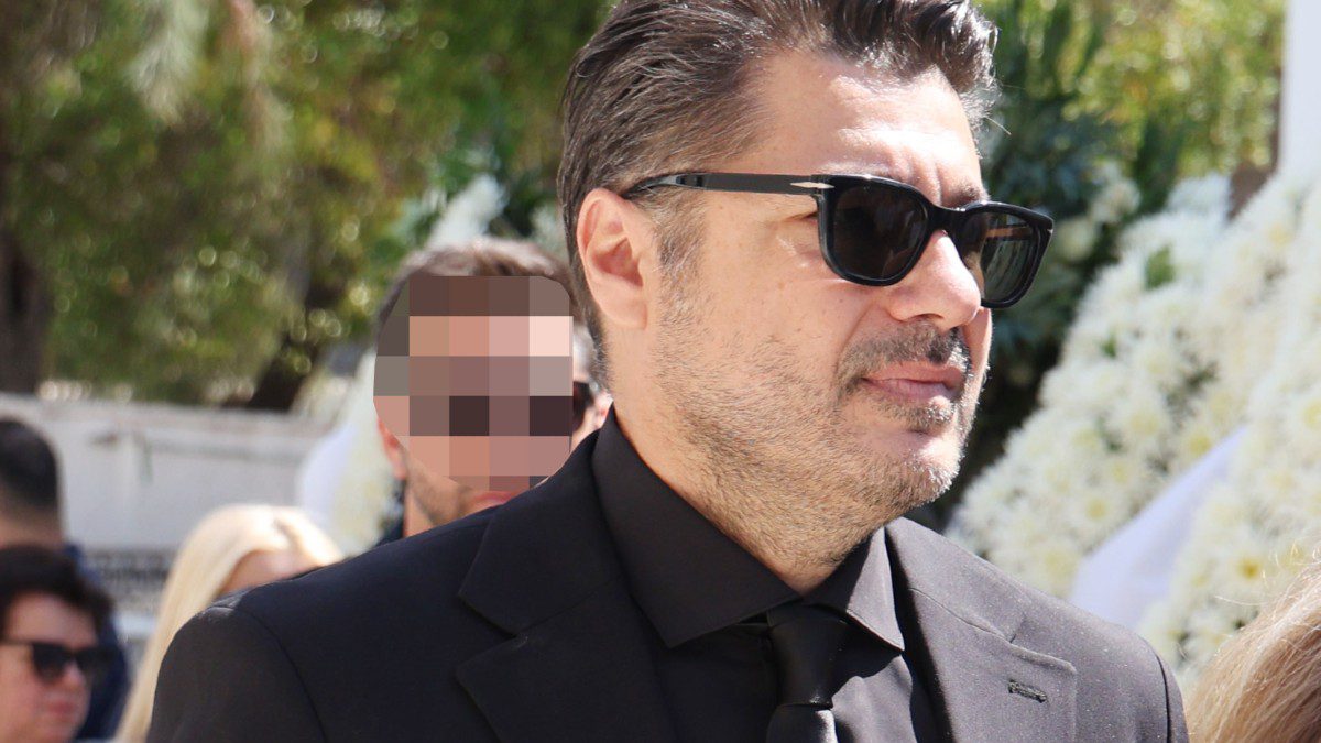 Ο Λάμπρος Κωνσταντάρας στην κηδεία του πατέρα του