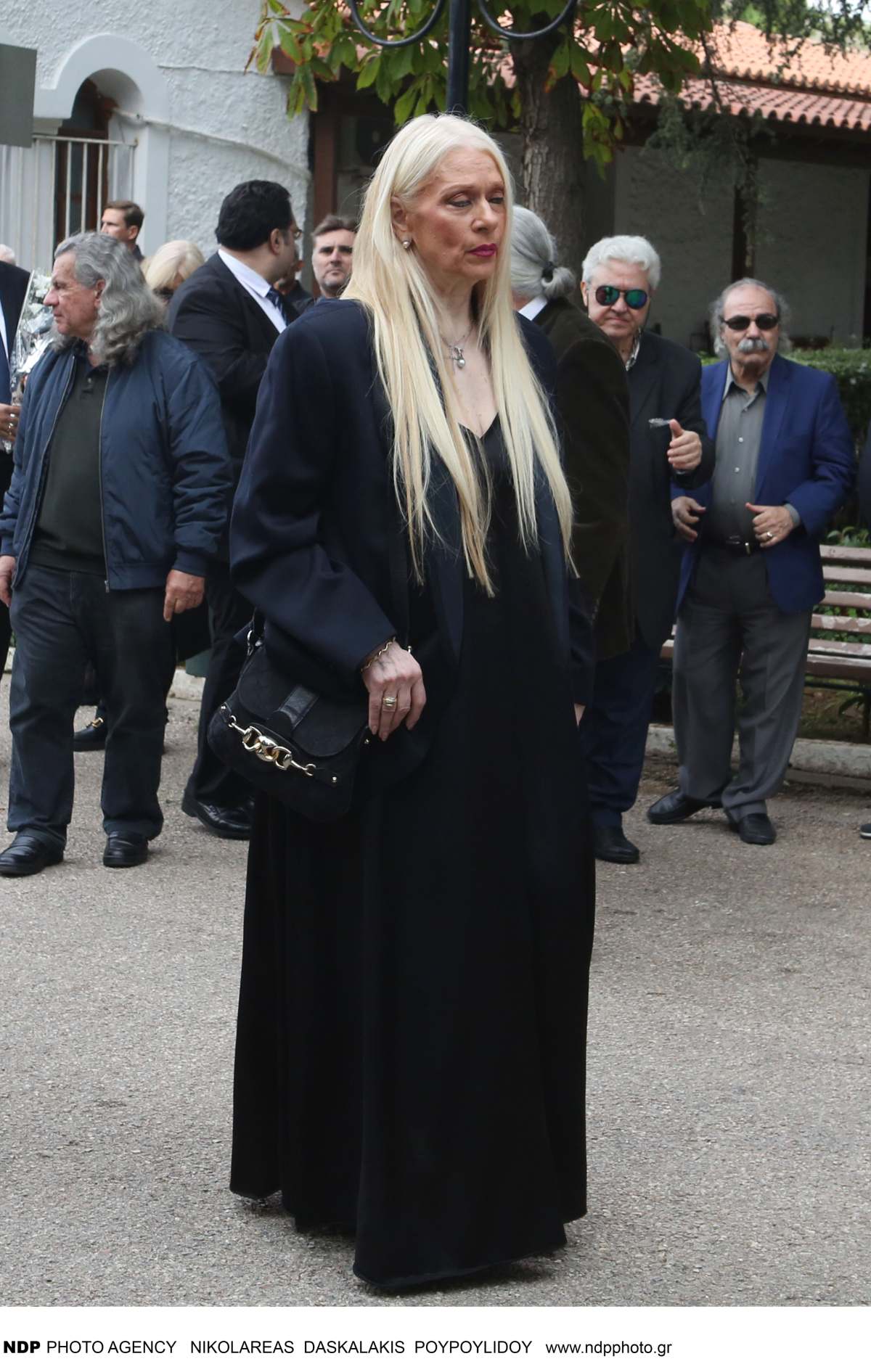Γιώργος Νιάρχος: Καταρρακωμένη η Μάρα Θρασυβουλίδου στη κηδεία του - Υποβασταζόμενη η κόρη του