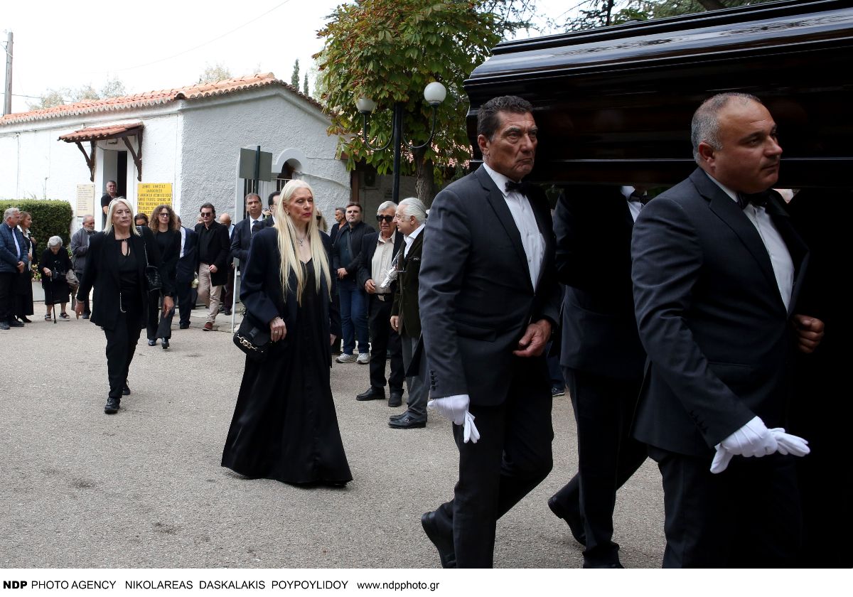 Γιώργος Νιάρχος: Καταρρακωμένη η Μάρα Θρασυβουλίδου στη κηδεία του - Υποβασταζόμενη η κόρη του