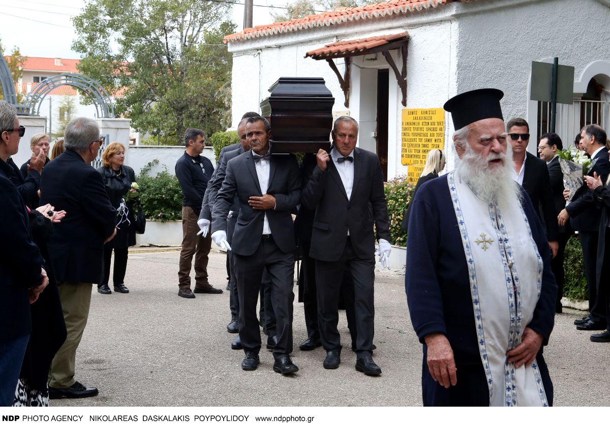 Γιώργος Νιάρχος: Καταρρακωμένη η Μάρα Θρασυβουλίδου στη κηδεία του - Υποβασταζόμενη η κόρη του