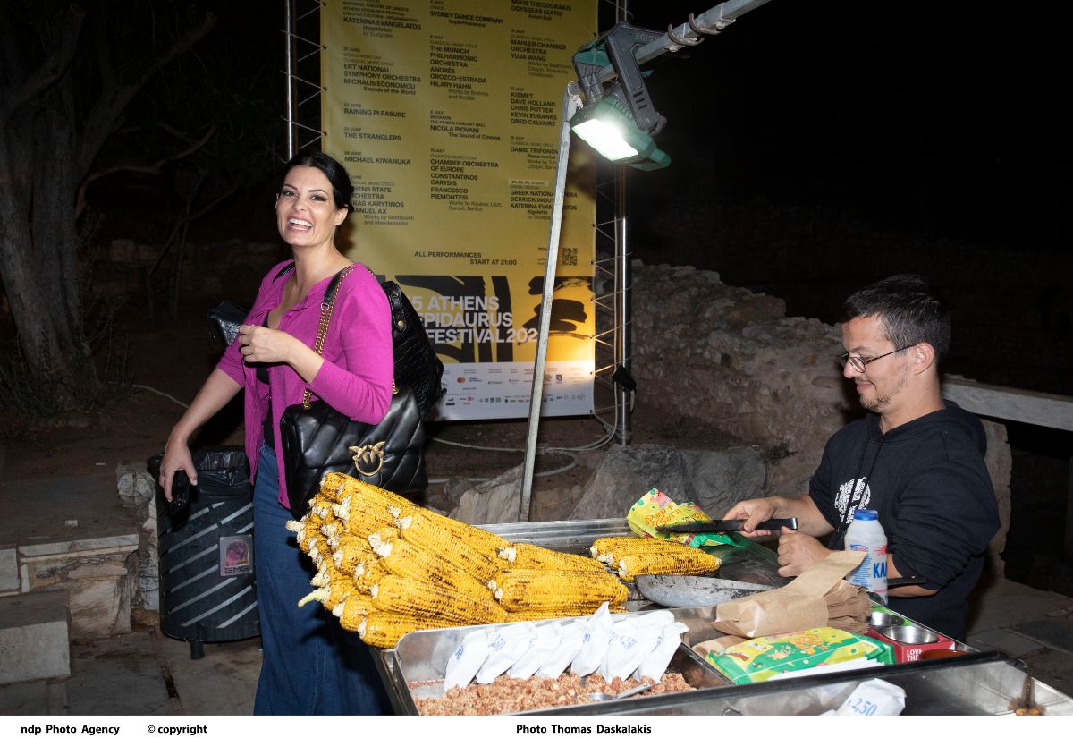Η Μαρία Κορινθίου παίρνει καλαμπόκι