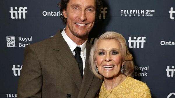 Ο Μάθιου ΜακΚόναχι μαζί με την μητέρα του