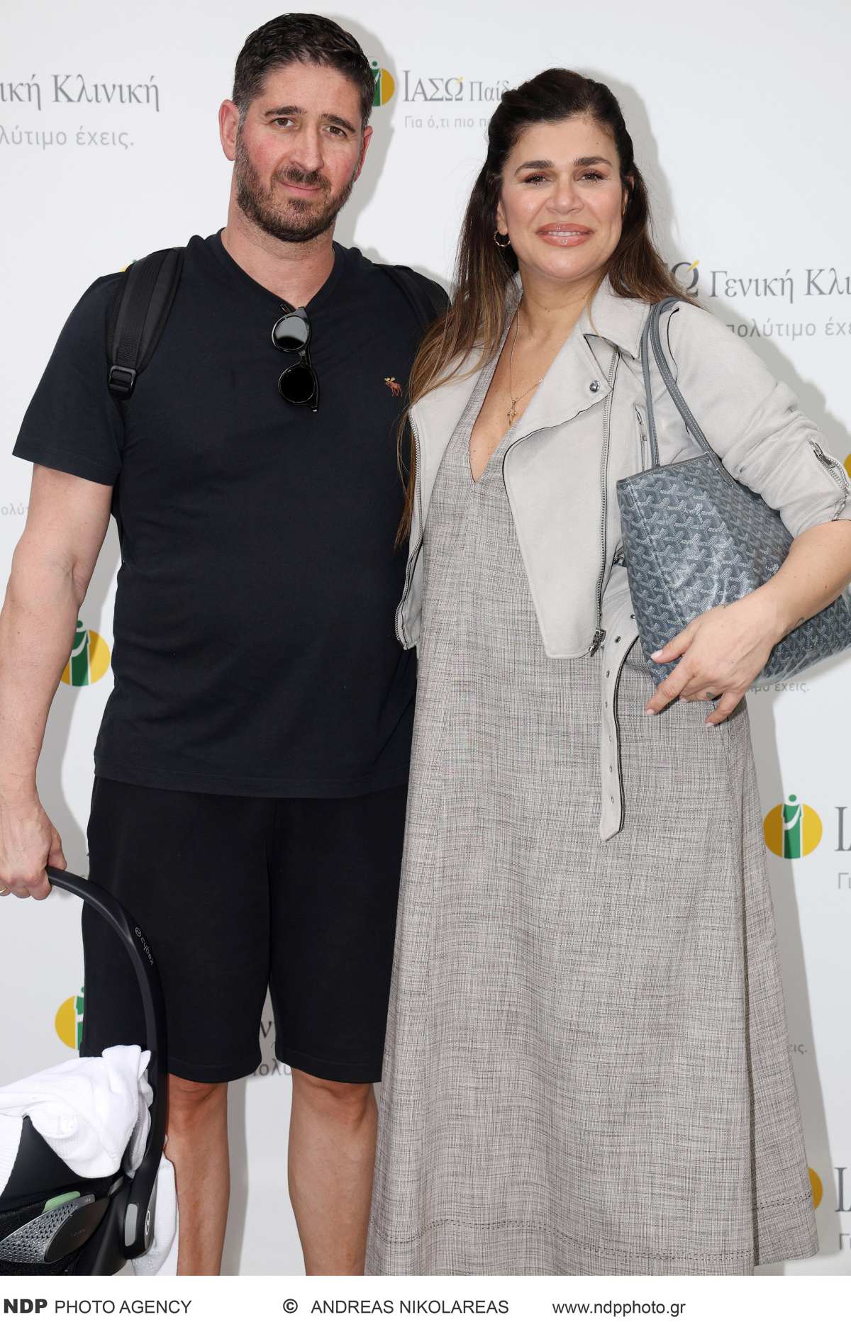 Η Νεσχάν Μουλαζίμ και ο σύζυγός της με το νεογέννητο έξω από το μαιευτήριο