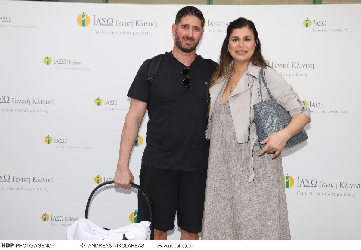 Η Νεσχάν Μουλαζίμ και ο σύζυγός της με το νεογέννητο έξω από το μαιευτήριο