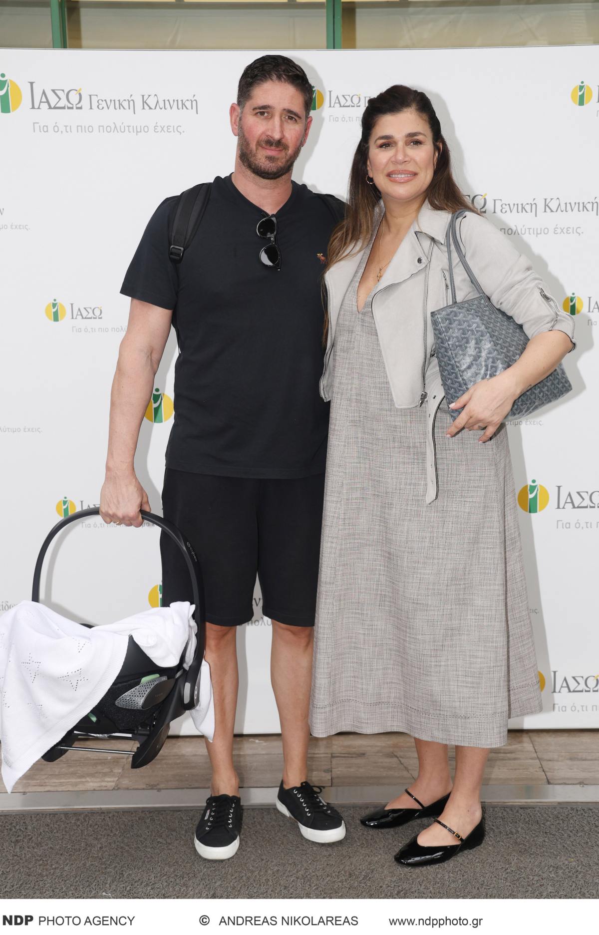 Η Νεσχάν Μουλαζίμ και ο σύζυγός της με το νεογέννητο έξω από το μαιευτήριο