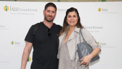 Η Μουλαζίμ και ο Πολογεώργης έξω από το μαιευτήριο