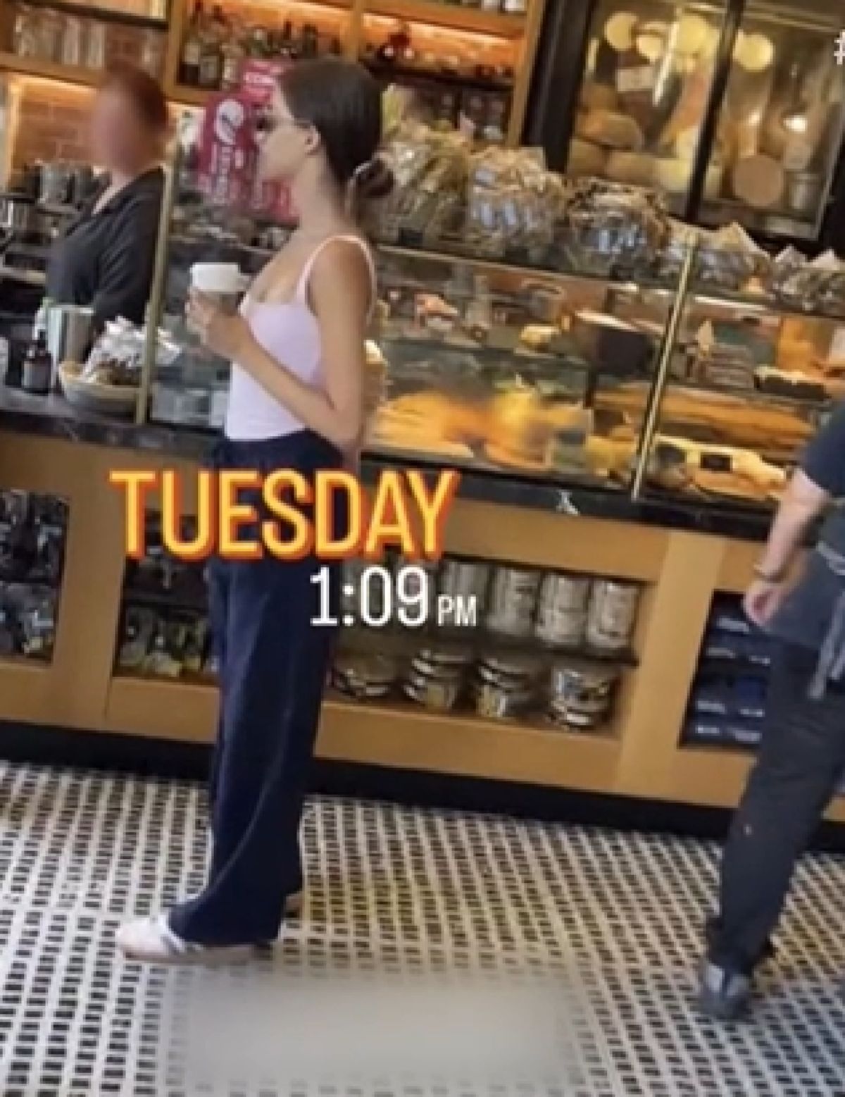 Η Αλεξάνδρα Νίκα στο μαγαζί της θείας της